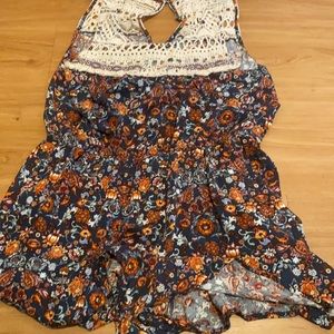 Has been worn has no rips and has pockets